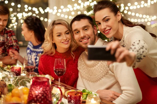 Amigos ter jantar de Natal e tomar selfie — Fotografia de Stock