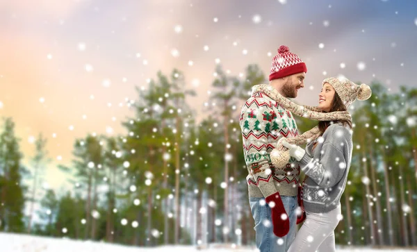 Casal feliz em camisolas de Natal feio no inverno — Fotografia de Stock