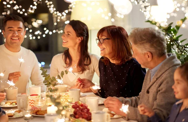 Família com sparklers tendo festa de chá em casa Fotografia De Stock
