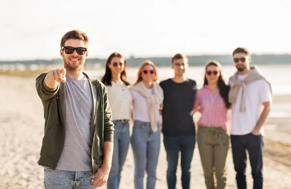 Glad man med vänner på stranden på sommaren — Stockfoto