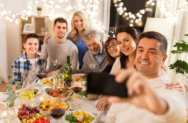 Familie feiert Abendessen und macht Selfie — Stockfoto