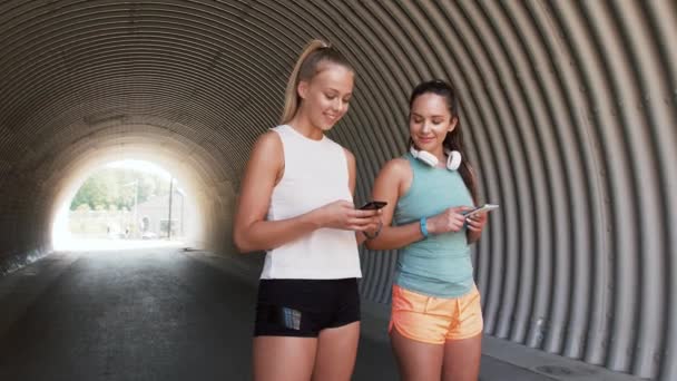 Mujeres o amigas con smartphones — Vídeos de Stock