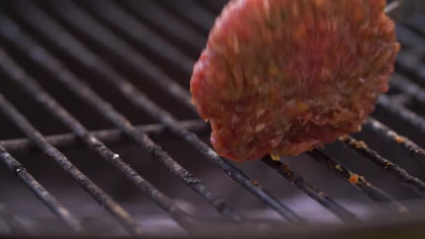 Köttbit med ostrostning på grill — Stockvideo