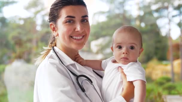 Γυναίκα παιδίατρος γιατρός με μωρό στην κλινική — Αρχείο Βίντεο