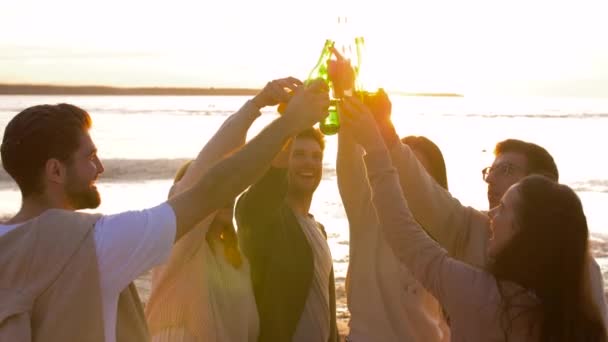 Amigos brindar bebidas no alcohólicas en la playa — Vídeos de Stock