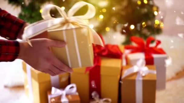 Casal com caixa de presente no Natal em casa — Vídeo de Stock