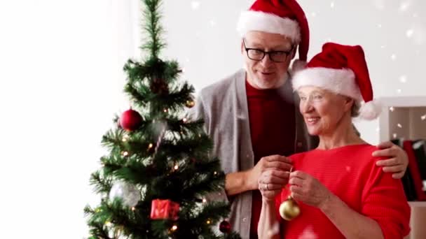 Feliz pareja de ancianos decorando árbol de Navidad — Vídeos de Stock
