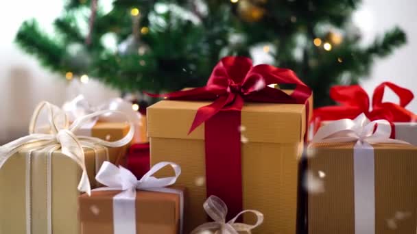 Noel ağacının yanındaki koyun postunda hediye kutuları — Stok video