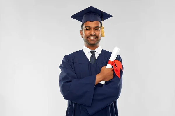 Аспирант в миномётной доске с дипломом — стоковое фото