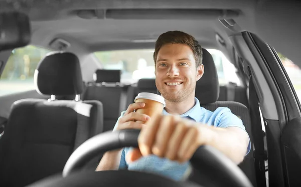 Άνδρας ή οδηγός με takeaway φλιτζάνι καφέ αυτοκίνητο οδήγησης — Φωτογραφία Αρχείου