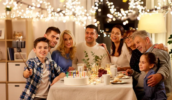 Familie cu o petrecere de ziua de nastere si selfie — Fotografie, imagine de stoc