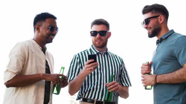 Hommes avec smartphone boire de la bière sur le toit — Video