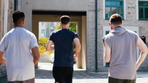 Hombres jóvenes o amigos varones corriendo al aire libre — Vídeos de Stock