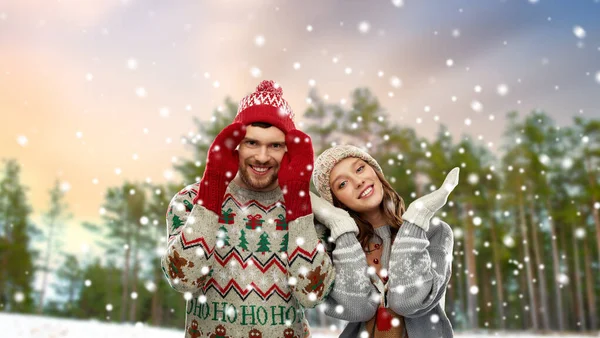 Casal feliz em camisolas de Natal feio no inverno — Fotografia de Stock