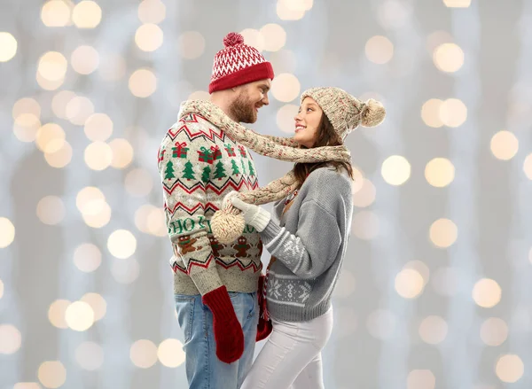 Casal feliz na festa de Natal camisola feia — Fotografia de Stock