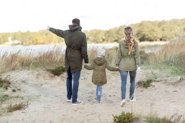 Wandelen langs herfst strand en gelukkige familie — Stockfoto