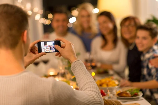 Mann fotografiert Familie bei Dinner-Party — Stockfoto