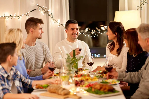 Família feliz jantando em casa — Fotografia de Stock