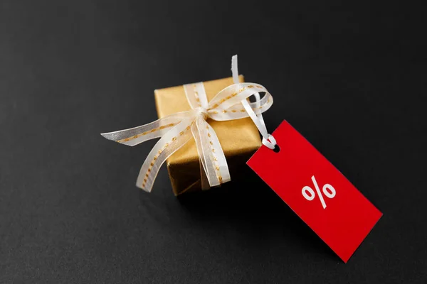 小礼品盒及附有折扣标志的红色销售标签 — 图库照片