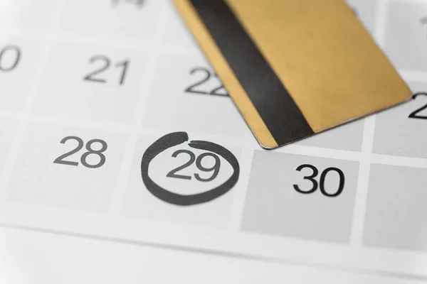 Black friday sale date on calendar and credit card — ストック写真