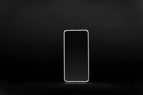 Smartphone med tom skärm på svart bakgrund — Stockfoto