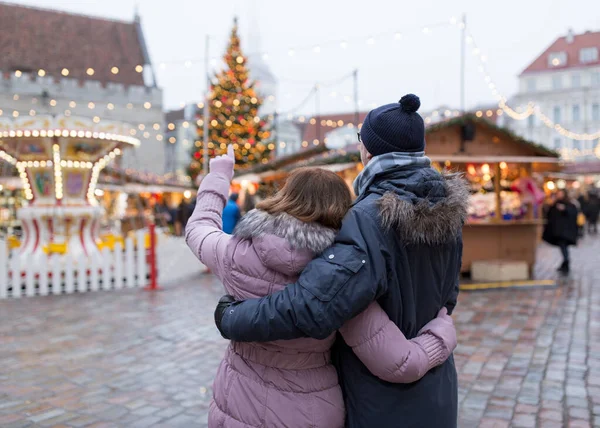 Heureux couple de personnes âgées étreignant au marché de Noël — Photo