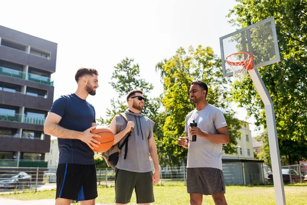 Группа друзей-мужчин собирается играть в баскетбол — стоковое фото