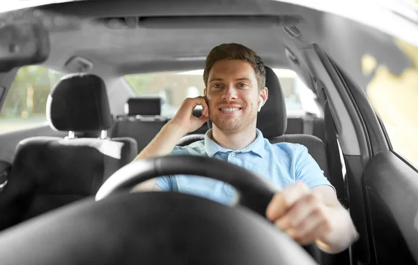 Homme ou conducteur avec écouteurs sans fil voiture de conduite — Photo