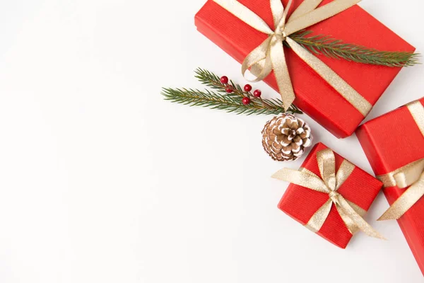 Prezenty świąteczne i gałązki jodły z szyszek sosnowych — Zdjęcie stockowe