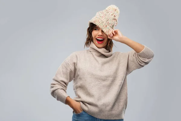 Jovem mulher de malha chapéu de inverno e suéter — Fotografia de Stock