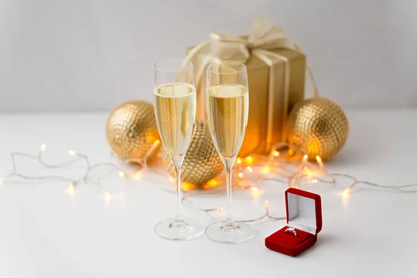 Champagne et bague en diamant en coffret à Noël — Photo