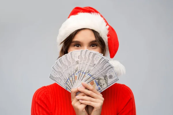 Mulher feliz em santa chapéu com dinheiro no Natal — Fotografia de Stock