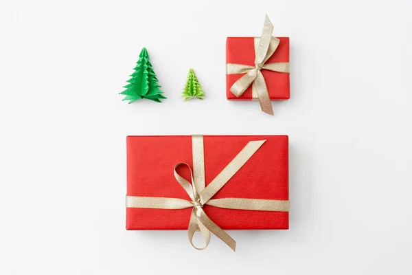 Cajas de regalo y árboles de Navidad sobre fondo blanco — Foto de Stock