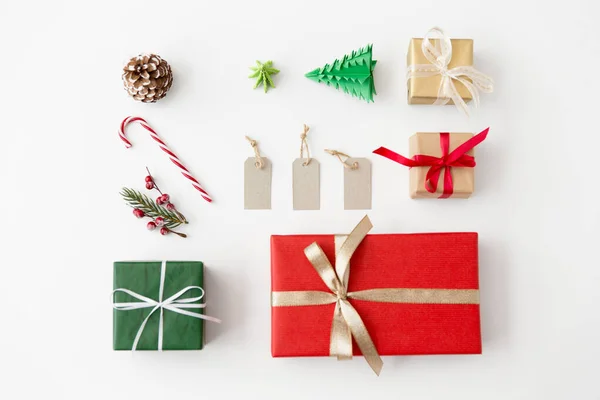 Set di regali di Natale, tag e decorazioni — Foto Stock