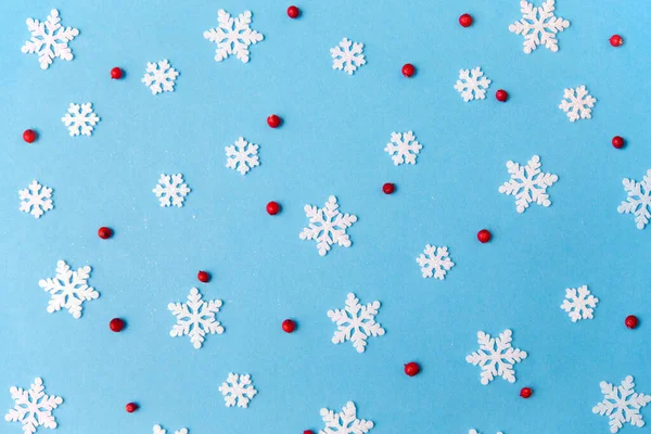 Vita snöflingor och bär på blå bakgrund — Stockfoto