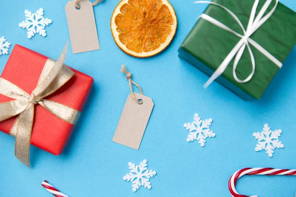 Regalos de Navidad, etiquetas y decoraciones — Foto de Stock