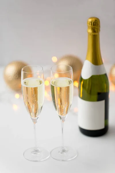 Due bicchieri di champagne e bottiglia a Natale — Foto Stock