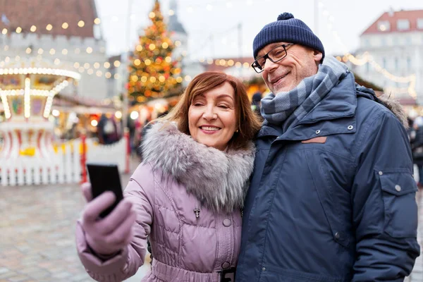 Couple de personnes âgées prenant selfie au marché de Noël — Photo