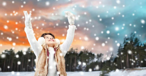 Gelukkig klein meisje genieten van winter en sneeuw — Stockfoto