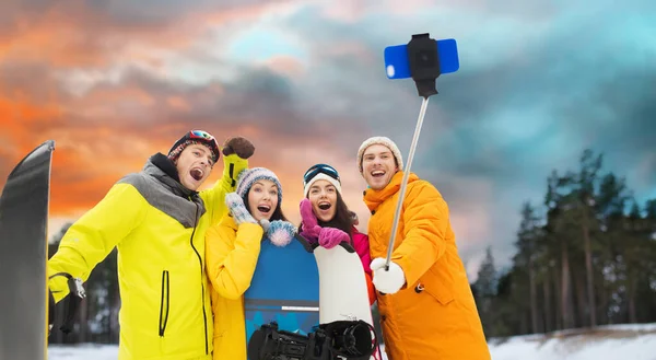 Amici felici con snowboard e smartphone — Foto Stock