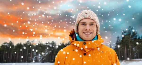 Χαρούμενος νεαρός άνδρας στο χειμωνιάτικα ρούχα σε εξωτερικούς χώρους — Φωτογραφία Αρχείου