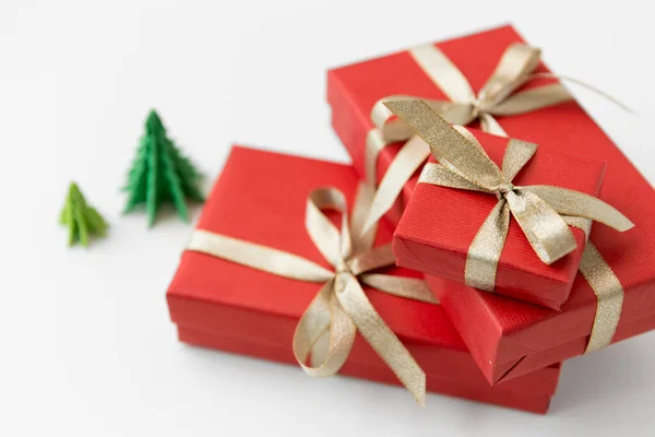 Cajas de regalo y árboles de Navidad sobre fondo blanco — Foto de Stock