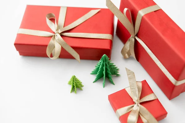 Cajas de regalo y árboles de Navidad sobre fondo blanco — Foto de Stock