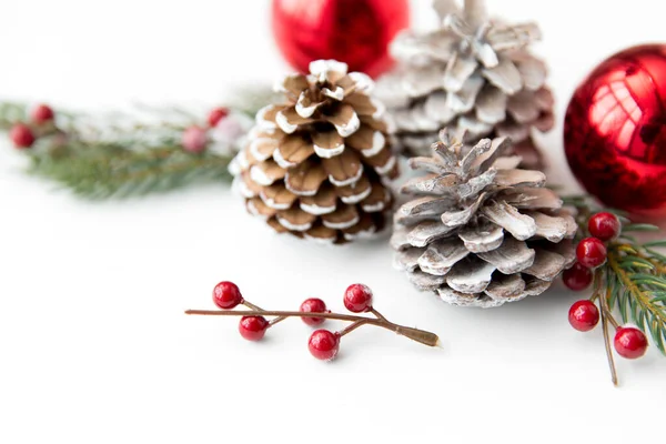 Bolas de Navidad y ramas de abeto con conos de pino — Foto de Stock