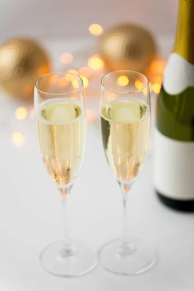 Deux verres de champagne à Noël — Photo