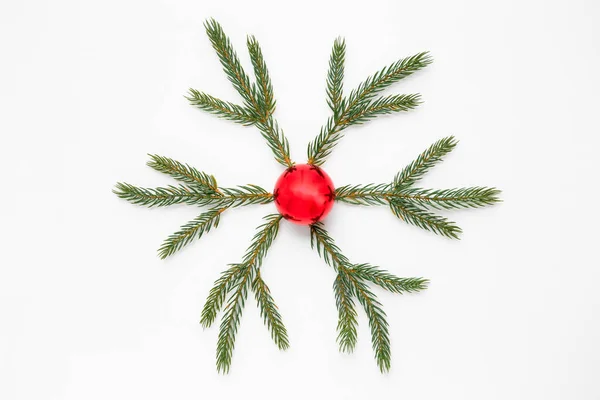 Köknar dalları ve kırmızı topun Noel süsü — Stok fotoğraf