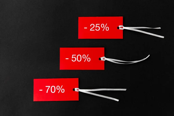 Étiquettes rouges avec des panneaux de réduction sur fond noir — Photo