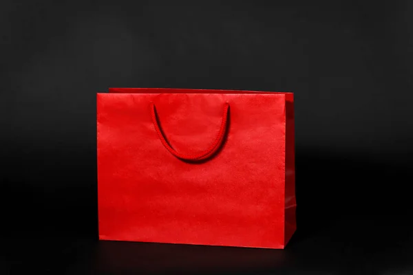 Červená nákupní taška na černém pozadí — Stock fotografie