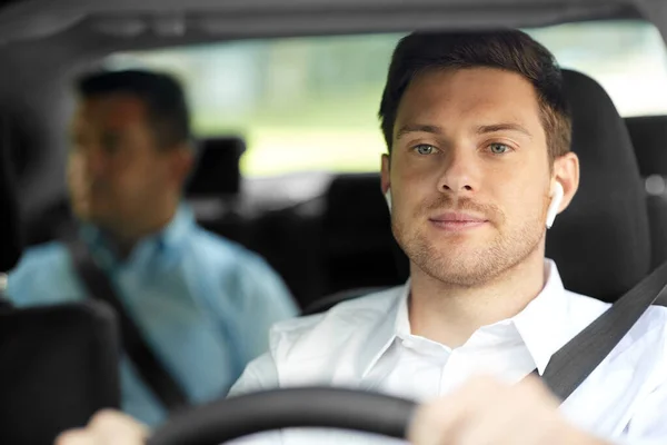 Conductor masculino con auriculares inalámbricos coche de conducción —  Fotos de Stock