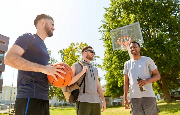 Groupe d'amis masculins va jouer au basket — Photo